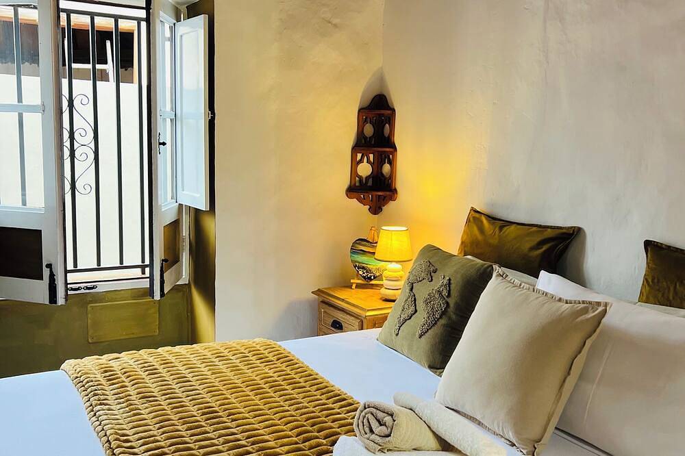Charming Little Canary home Terrace with wonderful ocean and mountain views. in Realejo Alto, Los Realejos