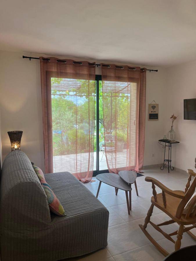 Gîte pour 4 personnes, avec vue et terrasse à Grambois - 3