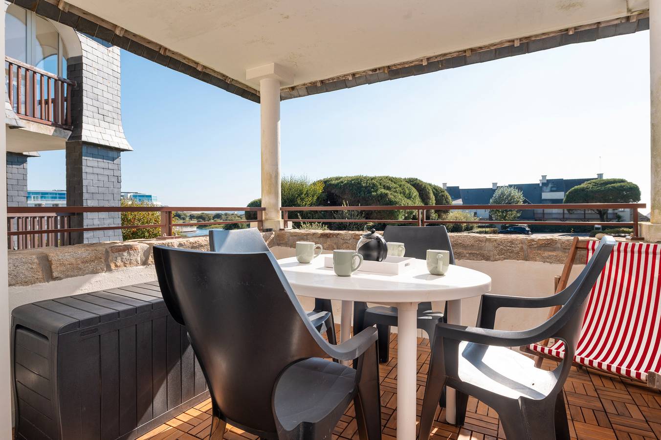 Estudio entero, Apartamento 'L'Océanic' con vistas al mar, sábanas y parking, piscina compartida y Wi-Fi in Kerjouanno, Arzon