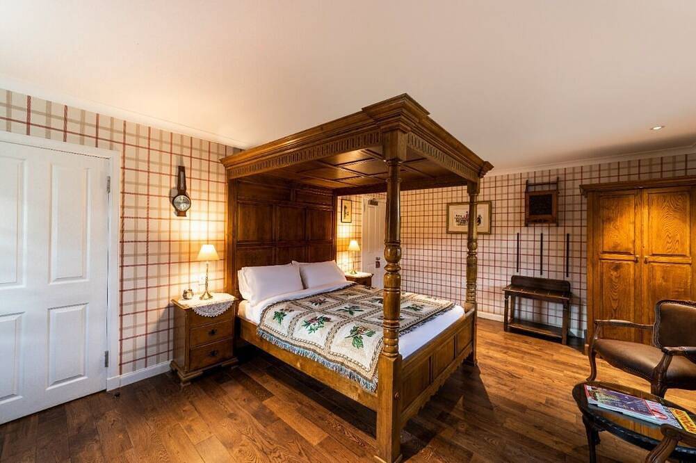 The wooden floors, vintage furniture, and tartan accents create a comfy room in Highlands