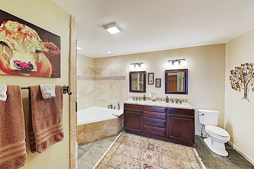 Ganze Wohnung, Elegantly Remodeled All-Suite Downtown Loft w/ Balcony & Chefs Kitchen in Blue Ridge Parkway, Asheville