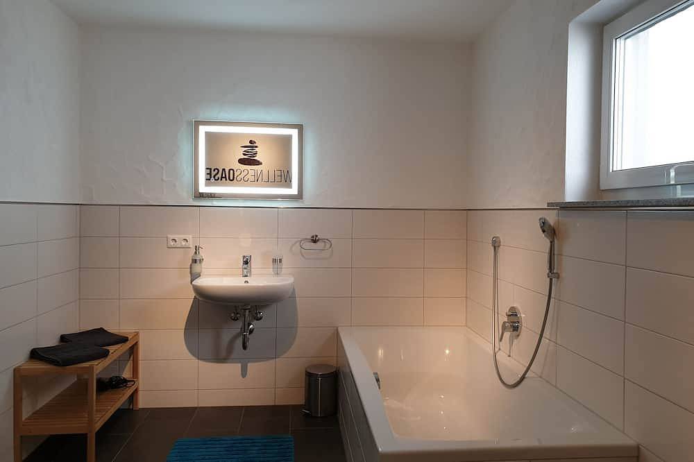 Ganze Wohnung, Moderne Ferienwohnung (60 qm) für bis zu 4 Personen mit großzügiger Terrasse in Fladungen, Rhön-Bayern
