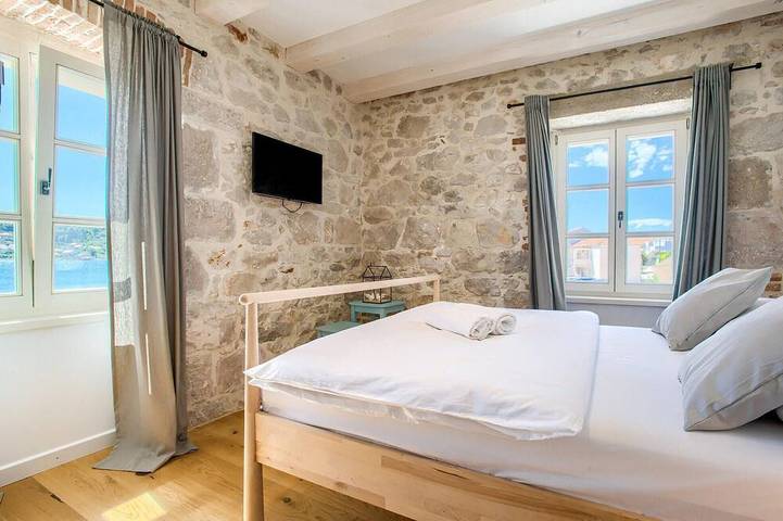 Beach front home in Preko in Sutomiscica, Ugljan Island
