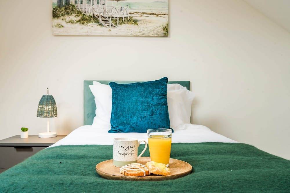 Honeysuckle House · Honeysuckle House 5Br Crawley in Crawley, West Sussex