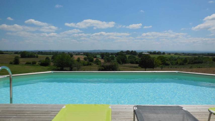 Gîte pour 12 personnes, avec Terrasse ainsi que Jardin et Piscine à Montirat