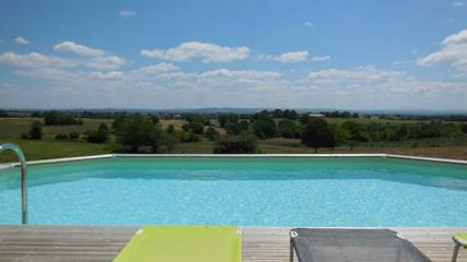 Gîte pour 12 personnes, avec terrasse et piscine à Montirat