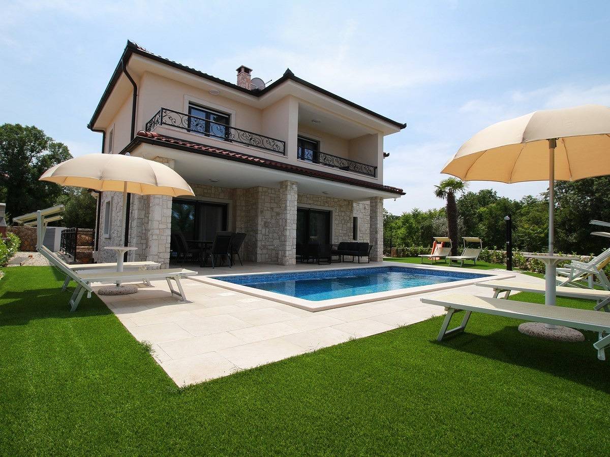 Luxusvilla mit fünf Zimmern und privatem Pool in Malinska in Malinska-Dubašnica, Krk