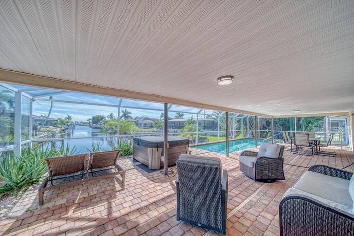 Ferienhaus für 9 Personen, mit Terrasse und Ausblick sowie Pool und Seeblick, mit Haustier in Cape Coral