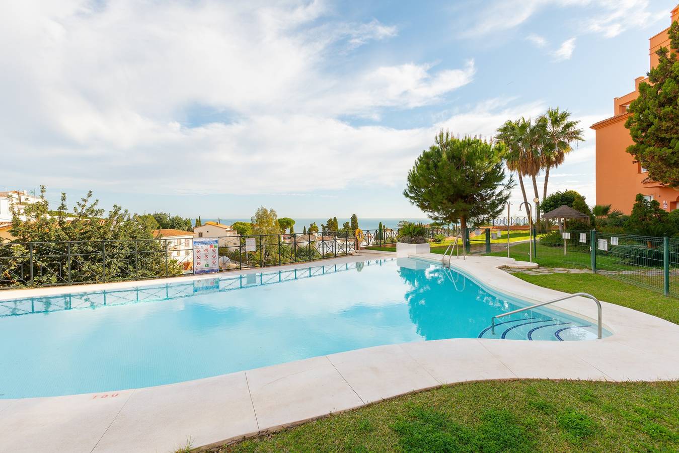Appartement entier, Appartement Fuengirola Hills avec vue sur mer et montagne, piscine, Wi-Fi, jardin et terrasse in Fuengirola Hills (Costa Del Sol), Fuengirola