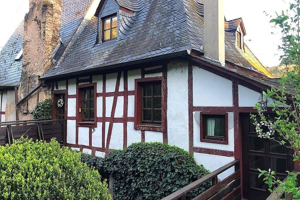 Entire apartment, Vacation apartment \"Klapperburg\" - Burghof Hagen in Merl, Zell (Mosel)