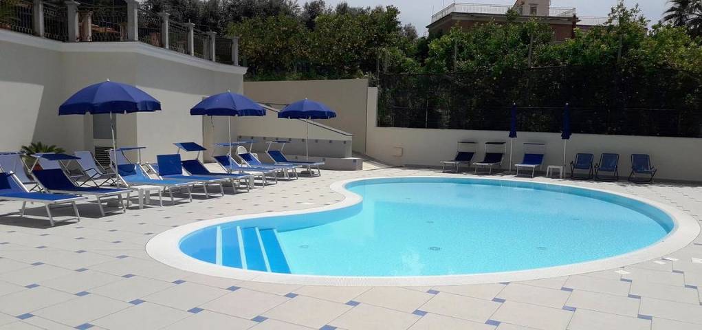 Hotel per 2 persone, con piscina e balcone - 1