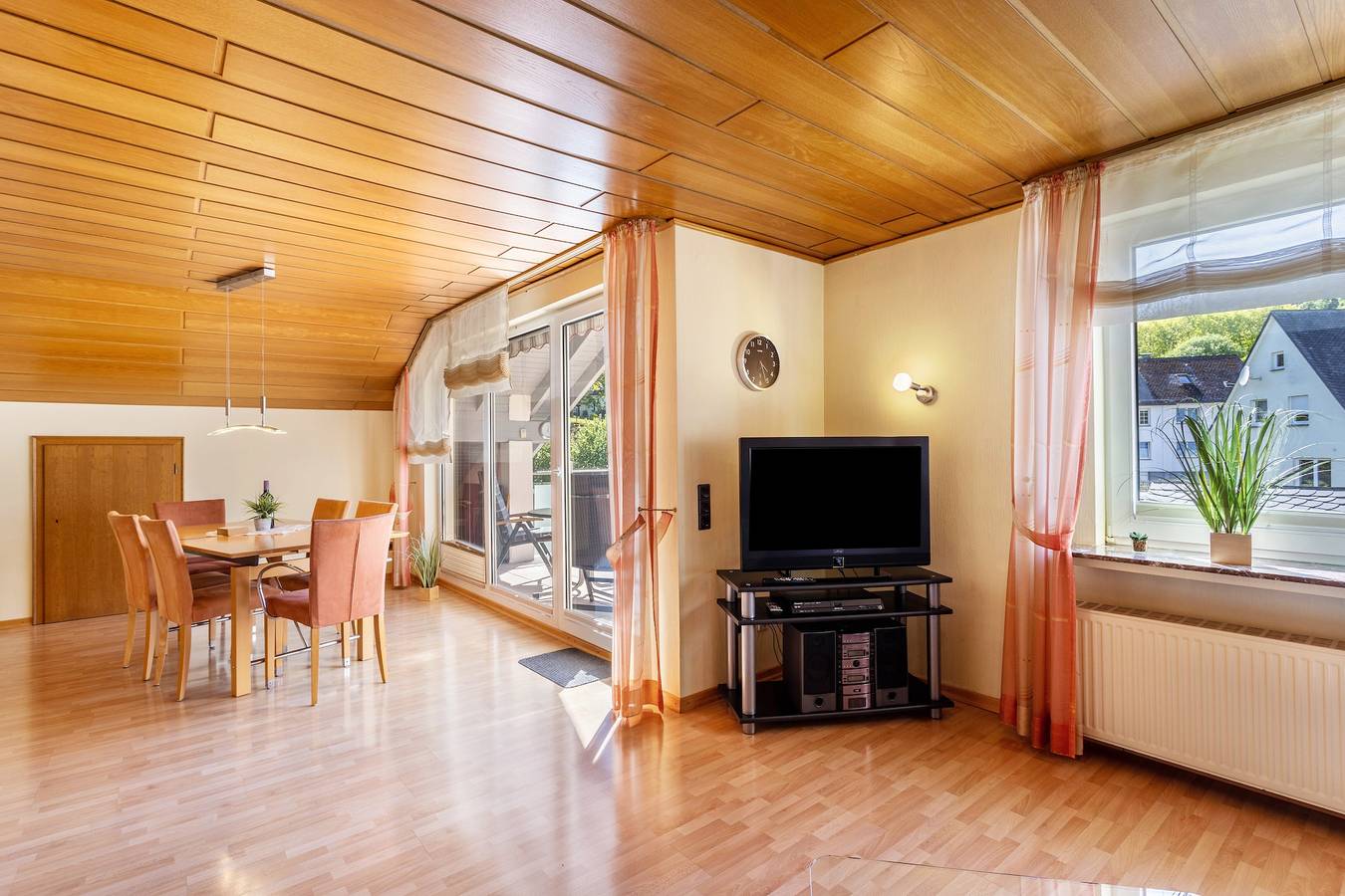 Ganze Wohnung, Ferienwohnung 'Urban' mit Bergblick, Balkon und Wi-Fi. Nur für touristische Zwecke. in Bestwig, Hochsauerlandkreis