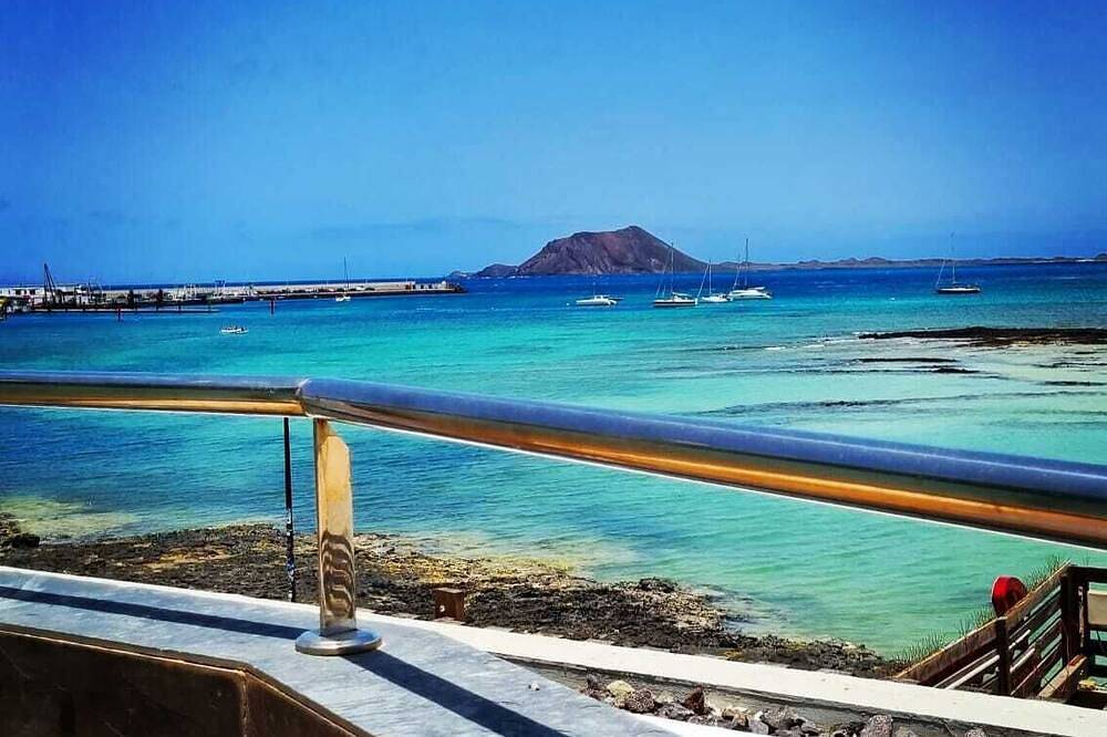 Ganze Wohnung, Beautiful Beachfront Aptmto at waters edge with stunning Ocean and Harbour views in Corralejo, La Oliva