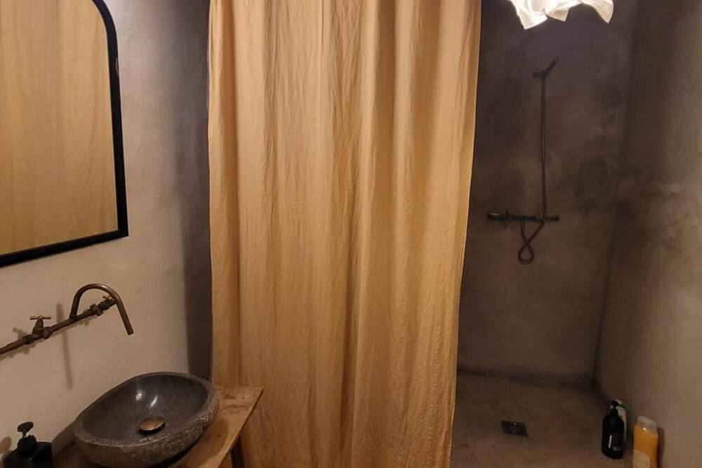 Unique House with Shared Patio, Pool, Wi-Fi and Air Conditioning in Candeleda, Valle del Tiétar