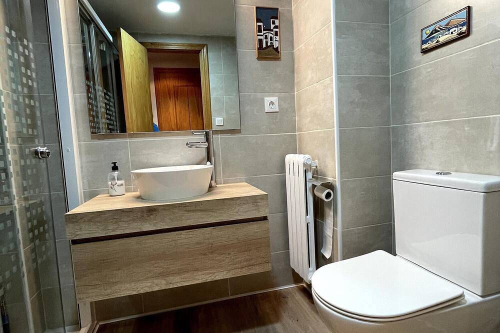 Entire apartment, Cozy 2-Bed Apt in Jaca with Terrace and Parking, 10 min Walk to Center in Jaca, Spanish Pyrenees