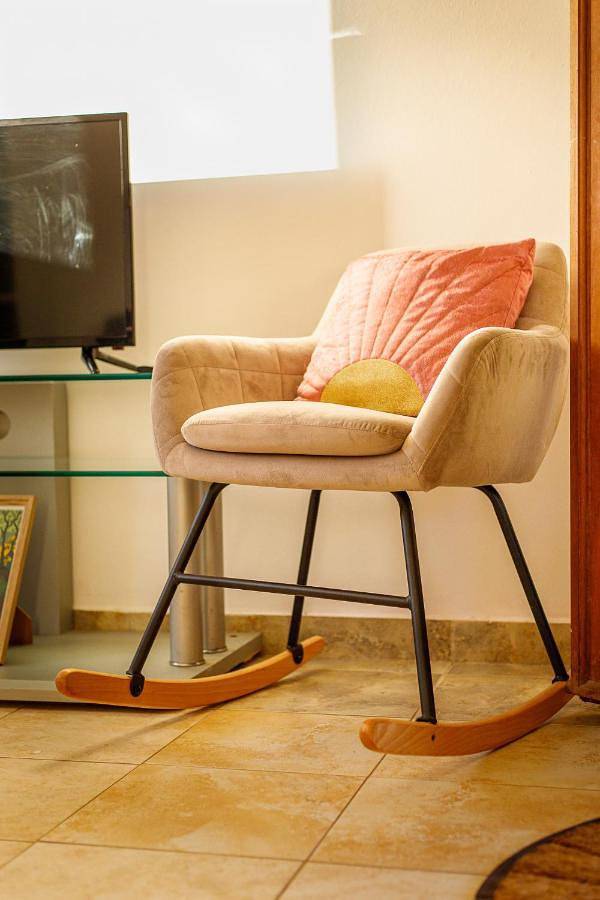 Gîte pour 3 personnes, avec vue ainsi que jardin et terrasse à Les Trois-Bassins - 4