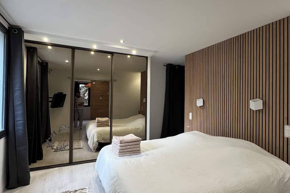 The house under the trees in Carpentras, Vaucluse