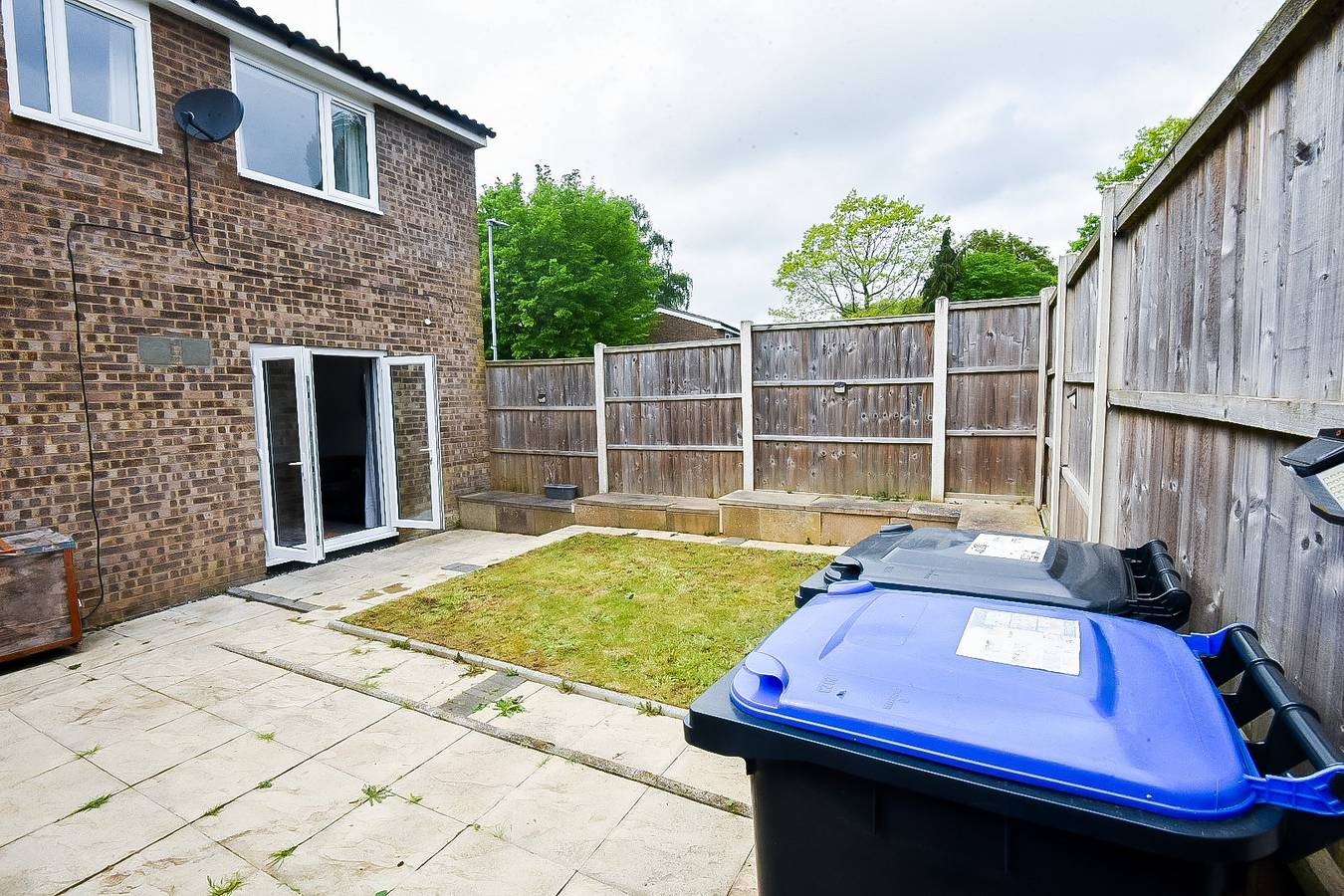House Sleeps 7 with Parking in Northampton, Northamptonshire