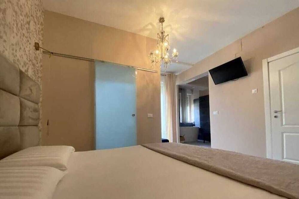 Entire apartment, Spacious Apartment in the Historic Center in Trento, Fleimstaler Alpen