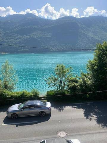 Chalet pour 4 personnes, avec Balcon et Jacuzzi ainsi que Terrasse et Vue sur le Lac d'Annecy