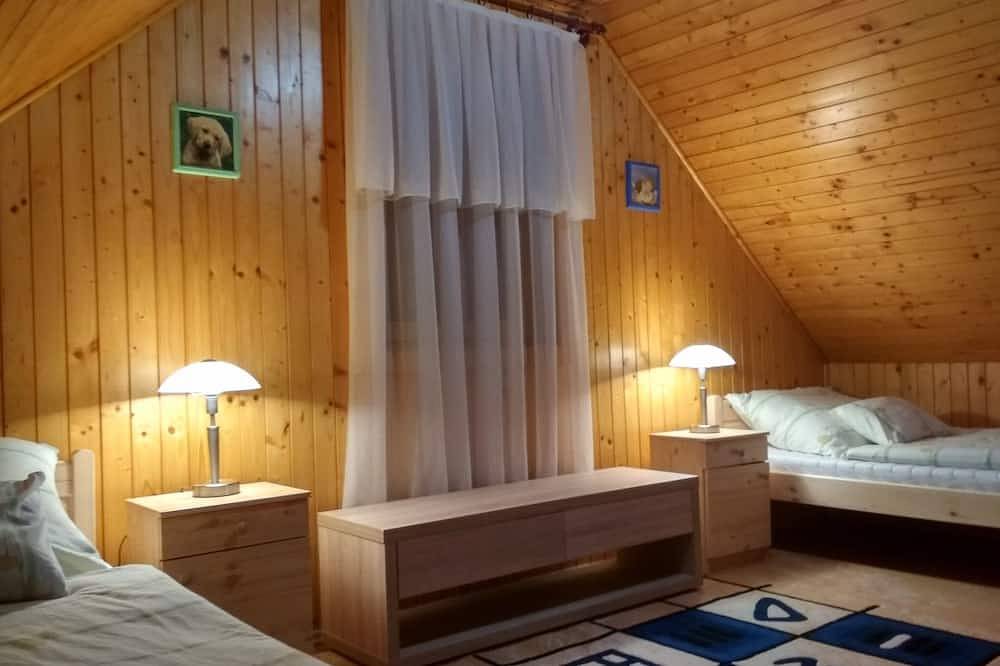 Chalet Situé avec vue panoramique sur le lac Balaton et de l'autoroute M7 4 km in Balatonfőkajár, Rive Nord du lac Balaton