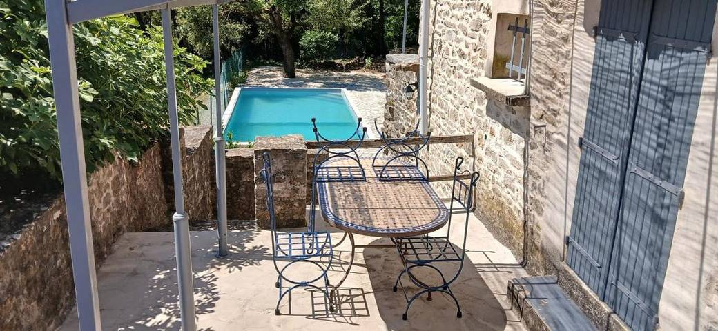 Location de vacances pour 4 personnes, avec vue ainsi que piscine et terrasse à Saint-Césaire-de-Gauzignan - 3