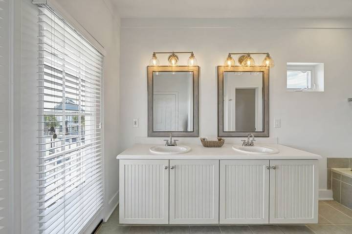 Vacation rental for 11 people, with balcony and pool in Alys Beach