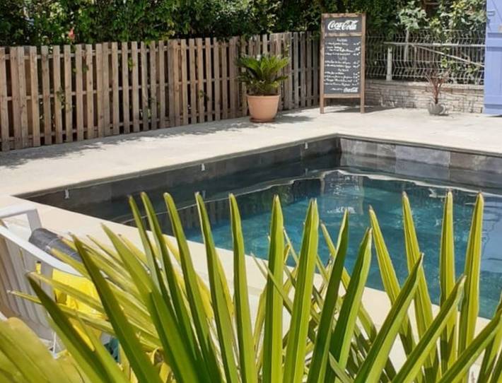 Gîte pour 4 personnes, avec piscine ainsi que terrasse et jardin, animaux acceptés