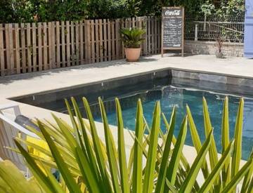 Gîte pour 4 personnes, avec jardin ainsi que terrasse et piscine, animaux acceptés dans le Vaucluse