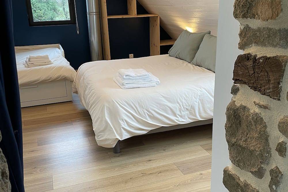Stone farmhouse for 10 people with heated swimming pool in Trélévern, Costa de granito rosa