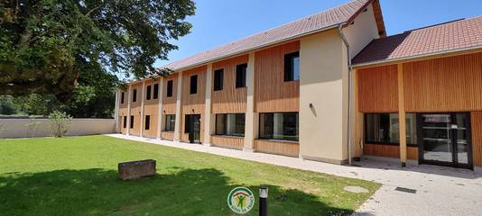 Gîte pour 28 personnes, avec jardin dans Parmilieu