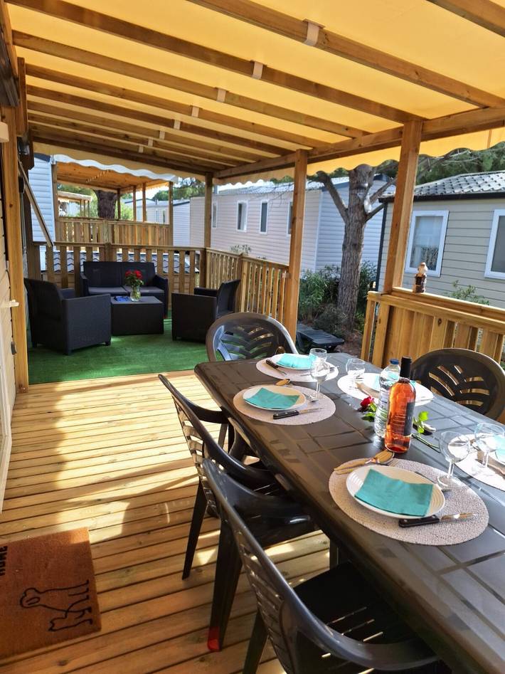 Camping pour 8 personnes, avec Jacuzzi ainsi que Bassin pour enfant et Vue sur le lac