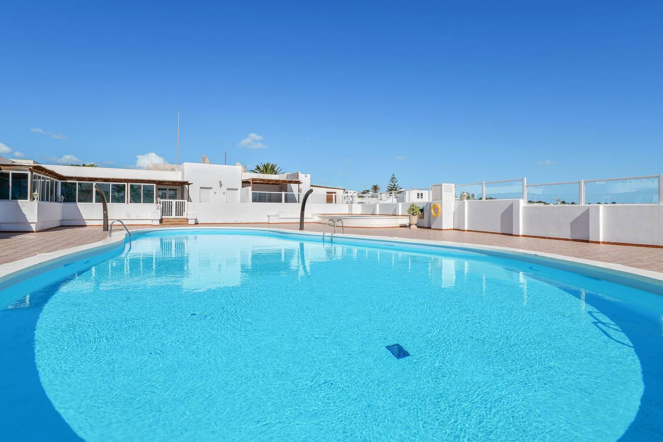 Appartement entier, Appartement de front de mer "Casa Conchita" avec vue sur la mer, piscine et terrasse partagées in Playa Honda, Arrecife