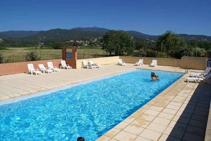 Hôtel pour 4 personnes, avec vue sur le lac ainsi que jardin et piscine