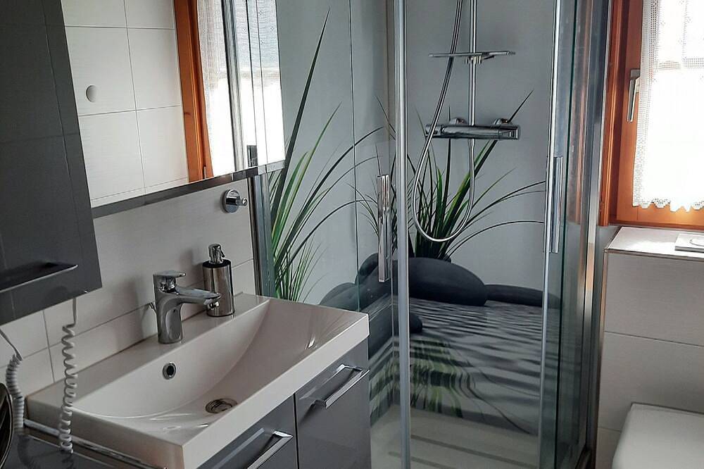 Ganze Wohnung, Ferienblockhaus mit 2 Schlafzimmern und Terrasse - Naturerlebnisdorf in Stamsried, Ostbayern