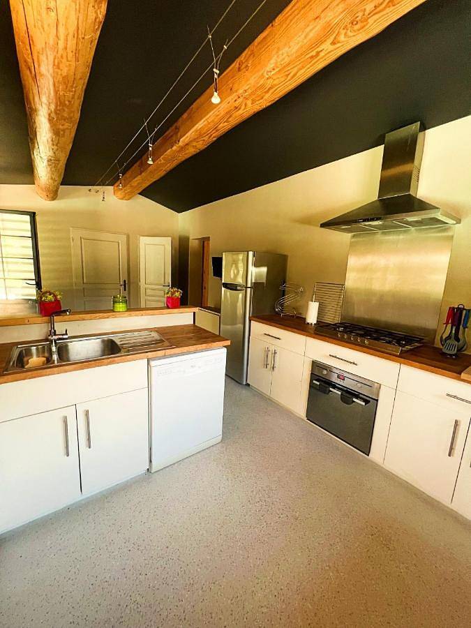 Gîte pour 4 personnes, avec vue et terrasse ainsi que piscine et jardin à Valréas - 2