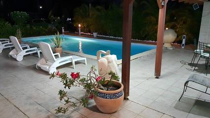 Gîte pour 4 personnes, avec terrasse ainsi que piscine et jardin à Saint-François