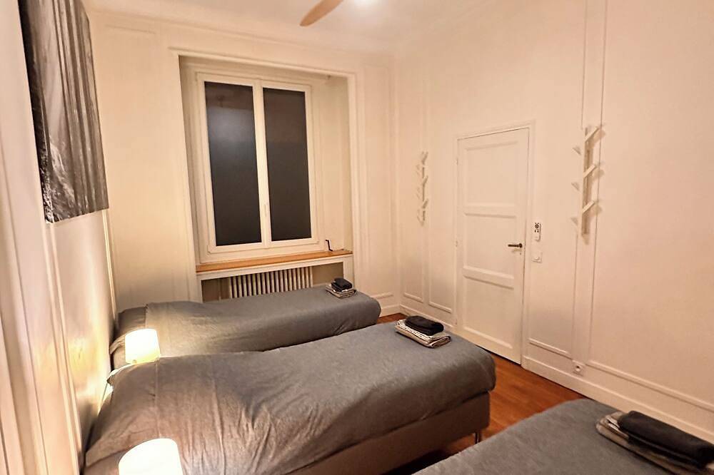 Appartement entier, Appartement de  120M2. 7 Lits. 5 minutes du Métro in Les Lilas, Seine-Saint-Denis