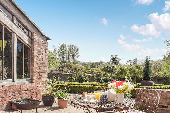 Log cabin for 2 people, with garden in Shrewsbury