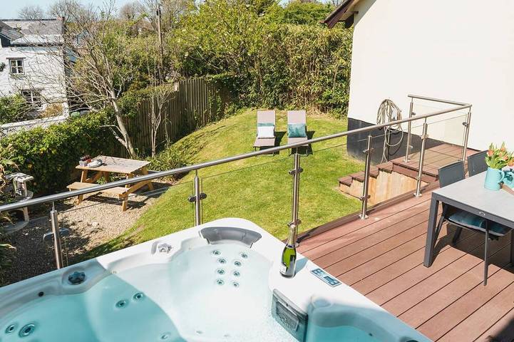 Log cabin for 6 people, with hot tub and garden in Croyde