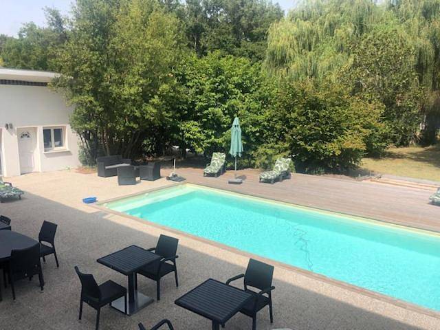 Location de vacances pour 6 personnes, avec piscine ainsi que vue et jardin à Labouheyre - 2