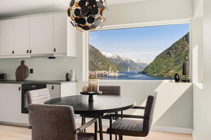Ferieleilighet for 8 personer, med innsjøutsikt og utsikt i tillegg til hage i Odda 