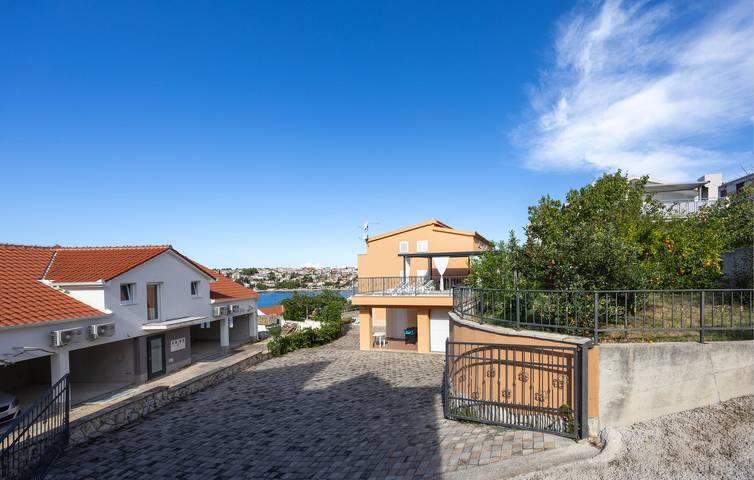 Ganze Ferienwohnung, Reizende 2-Zimmer-Wohnung mit Pool, WLAN und 700 m entferntem Strandzugang in Okrug Gornji, Ciovo