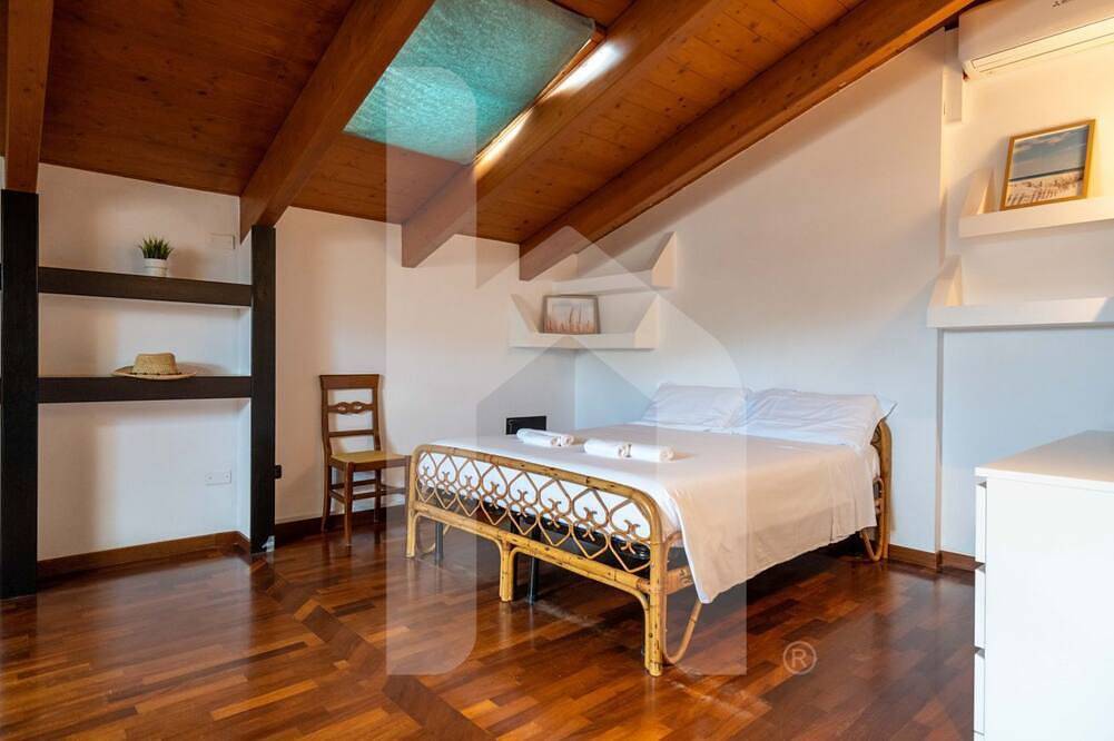 Appartement entier, Le Palazzo Passerini est l'un des bâtiments historiques au cœur de Pineto, offrant la possibilité d'un séjour à quelques pas de la mer et de tous les services. Situé au deuxième étage, également accessible par ascenseur, et est aménagé sur deu in Pineto, Côte Adriatique Abruzzes
