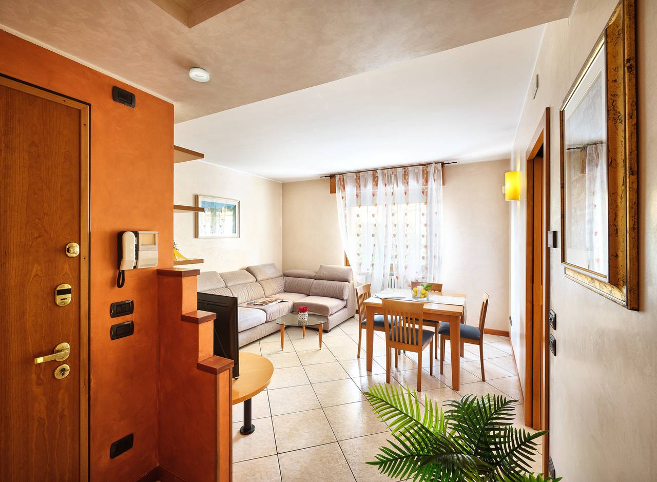 Entire apartment, Regarda - La Casa di Fido, 3 bedrooms, 2 bathrooms, fenced garden in Bardolino, Garda Mountains