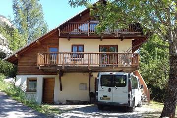 Maison de campagne pour 8 personnes, avec jardin et vue ainsi que balcon et bassin pour enfant à Les Vigneaux