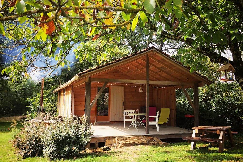 Jolie cabane dans de beaux jardins avec poêle à bois et bain à remous / jacuzzi nordique. in Espinas, Tarn-et-Garonne