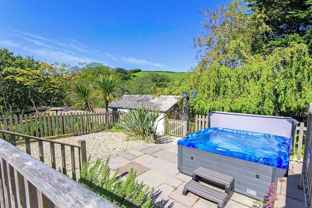 Streamways Slps 12-16 Hot Tub* with Views & Cabin in Croyde, Devon