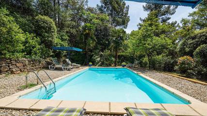 Gîte pour 6 personnes, avec terrasse ainsi que piscine et jardin, animaux acceptés à Les Salelles