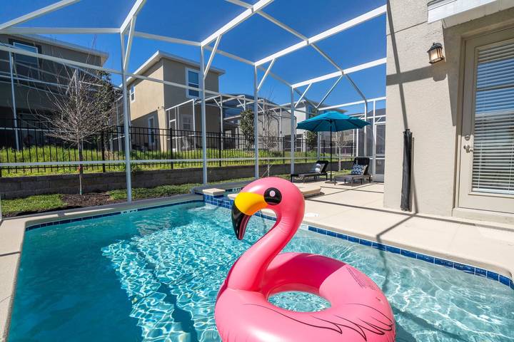 Vacation rental for 14 people, with lake view and pool as well as yard, kid friendly in Disney Orlando